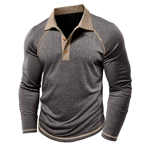 Details von grauem Langarm-Poloshirt mit khakifarbenen Raglanärmeln und Holzknöpfen