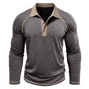 Detail eines grauen Herren Polo Langarmshirts mit Kontrastnähten und Holzknöpfen