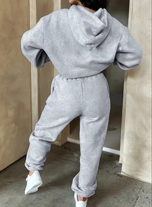 Vista posteriore della tuta grigia foderata in pile con felpa con cappuccio e pantaloni jogger