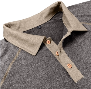 Detaillierte Makroansicht des Poloshirt-Kragens mit kontrastierender khakifarbener Knopfleiste