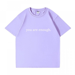 Lavendelfarbenes Baumwoll-T-Shirt mit weißem You are enough Schriftzug im minimalistischen Stil