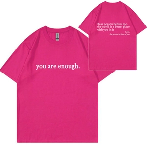 Flach liegendes rosa Baumwoll-T-Shirt mit 'you are enough' Druck, Vorder- und Rückseite