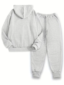 Dettaglio tuta sportiva grigio melange con felpa con cappuccio e pantaloni jogger