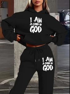 Dettaglio della tuta in pile nera con stampa di lettere bianche I AM A CHILD OF GOD