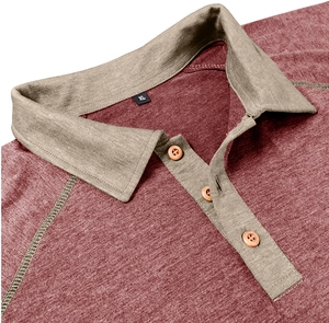 Detail eines rötlich-braunen Poloshirts mit khakifarbener Knopfleiste und Holzknöpfen