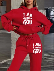 Dettaglio del set felpa rossa con cappuccio e stampa scritta I AM A CHILD OF GOD