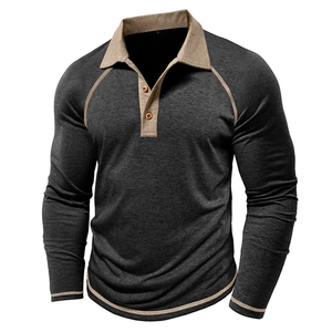 Detailansicht des dunkelgrauen Langarm-Poloshirts mit Kontrastkragen und Holzknöpfen