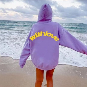 Detailansicht lila Oversized Hoodie mit gelbem withlove Rückenprint Design