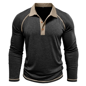 Detailansicht Herren-Poloshirt mit Raglanärmeln, Kontrastkragen und Holzknöpfen