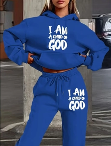 Dettaglio del set felpa con cappuccio e pantaloni blu acceso con stampa di testo bianco