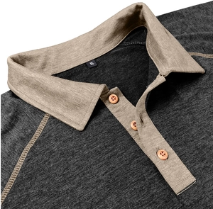 Makro-Detail des Herren-Poloshirts mit Holzknöpfen und khakifarbenem Kontrastkragen