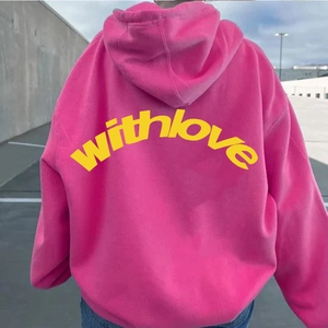 Rückansicht eines pinkfarbenen Oversize-Hoodies mit gelbem 'withlove'-Aufdruck
