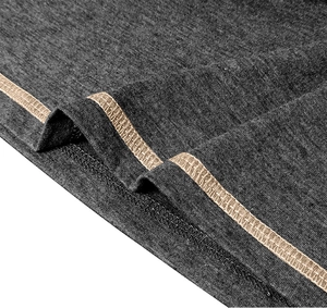 Detail eines dunkelgrauen Polo-Shirts mit braunem Flachstich-Saum und feiner Textur