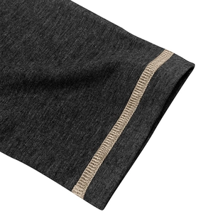 Detail eines grauen Poloshirts mit hochwertiger Flachnaht und feiner Stricktextur