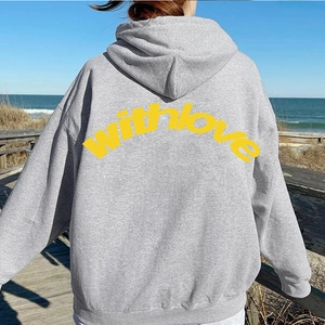 Detail eines grauen Oversize-Hoodies mit gelbem withlove Bogendruck auf der Rückseite