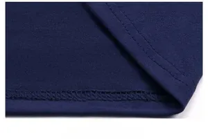 Macro-detail van de zoom van het donkerblauwe T-shirt met dubbele naaldstiksels