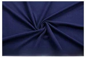 Detailopname van de donkerblauwe gebreide stoftextuur en plooien op het heren t-shirt katoen