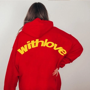 Detailansicht der Rückseite eines roten Oversize-Hoodies mit gelbem Aufdruck