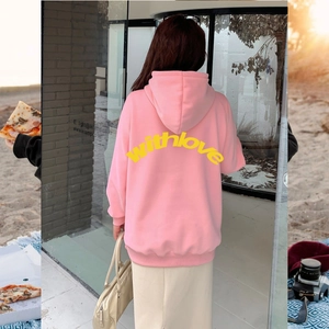 Rosa Oversize-Hoodie für Damen und Herren mit gelbem withlove Aufdruck auf dem Rücken
