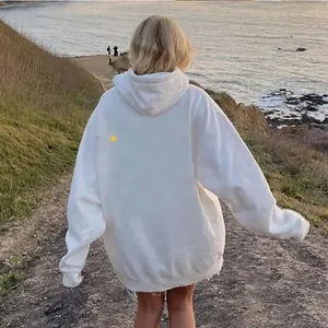 Outdoor-Rückansicht eines weißen Oversize-Hoodies mit überschnittenen Schultern und Passform
