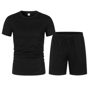 Détail d'un ensemble de sport en maille noire avec cordon de serrage et étiquette de taille L