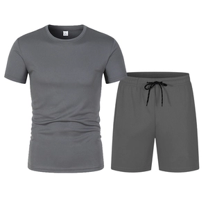 Vue détaillée de l'ensemble de sport gris foncé avec t-shirt et short à cordon de serrage