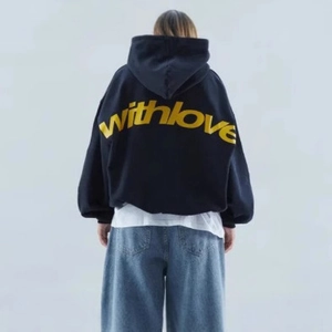 Oversized schwarzer Hoodie mit gelbem withlove-Print und tief angesetzten Schultern