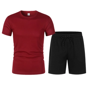 Détail du tissu en maille respirante sur le t-shirt rouge foncé et le short de sport noir