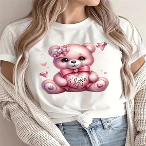 Dettaglio della grafica con orsetto rosa e cuore I Love YOU su t-shirt bianca