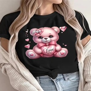 Dettaglio della stampa con orsetto rosa su t-shirt nera in cotone e cuoricini