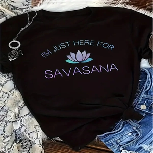 Dettaglio della maglietta da yoga in cotone nero con stampa loto e scritta Savasana