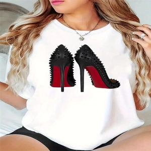Dettaglio T-shirt bianca con stampa alla moda di scarpe con tacco a spillo e borchie