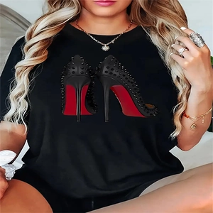 Dettaglio di una t-shirt nera con stampa artistica di tacchi a suola rossa su una modella