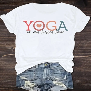 T-shirt in cotone bianco con stampa yoga e pantaloncini in denim usurati su piano