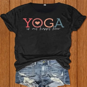 Vista piatta di una maglietta nera con grafica yoga e pantaloncini di jeans strappati