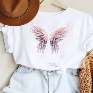 Dettaglio delle ali d'angelo rosa su T-shirt bianca in cotone con nodo casual in vita