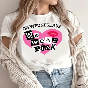 Dettaglio della grafica con cuore rosa e slogan On Wednesdays We Wear Pink sulla t-shirt