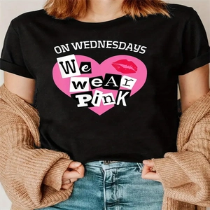 Dettaglio della maglietta nera in cotone con cuore rosa e slogan On Wednesdays We Wear Pink