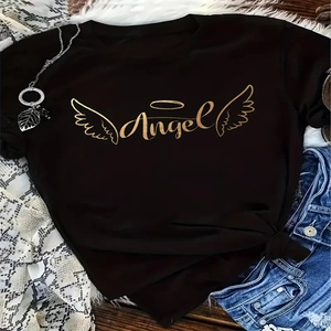 Dettaglio maglietta nera in cotone con scritta Angel dorata e grafica con ali