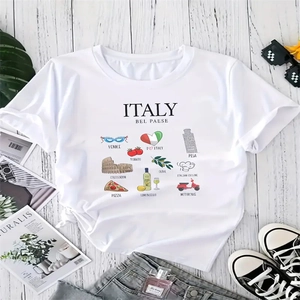 T-shirt bianca in cotone con monumenti italiani e grafiche a tema viaggio in stile flat lay