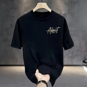 Detailaufnahme aus schwerer Baumwolle und goldener Kursivdruck auf schwarzem T-Shirt