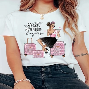 Dettaglio di una t-shirt bianca in cotone con stampa ragazza avventura e valigie rosa