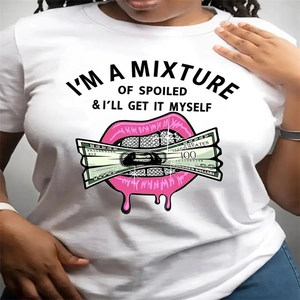 Dettaglio di una t-shirt bianca con stampa grafica di labbra rosa e banconota da dollari