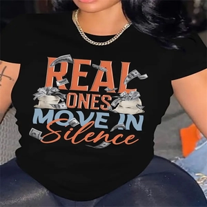 Dettaglio della stampa street style sulla t-shirt in cotone nero con girocollo da donna