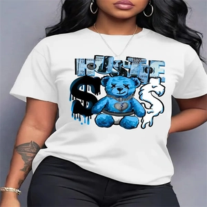 Dettaglio di una maglietta bianca con grafica di orso blu e stampa stile street hustle