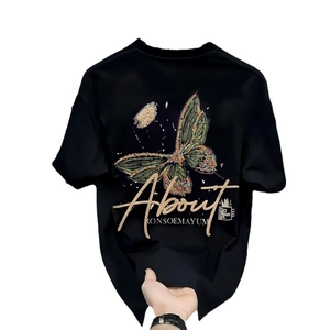 Oversize schwarzes Baumwoll-T-Shirt mit lebhaftem Schmetterlingsgrafikdruck auf dem Rücken