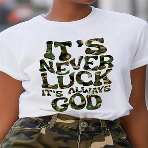Dettaglio della t-shirt bianca in cotone con stampa camouflage It's Never Luck
