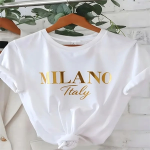 Dettaglio della maglietta in cotone bianco con stampa MILANO Italy dorata e nodo al bordo