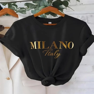 Dettaglio della maglietta in cotone nero con stampa dorata MILANO Italy e orlo annodato