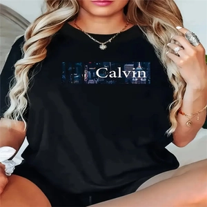 Dettaglio maglietta nera con stampa di paesaggio urbano notturno e scritte bianche Calvin